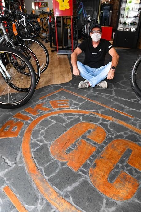 21-05-20   CANARIAS Y ECONOMIA. CALLE ALEMANIA . LAS PALMAS DE GRAN CANARIA. Johannes Schoefecker es propietario de Bike Gran Canaria, tienda de venta y reparación de bicicletas que ha visto crecer el negocio en esta crisis. Fotos: Juan Castro.  | 21/05/2020 | Fotógrafo: Juan Carlos Castro