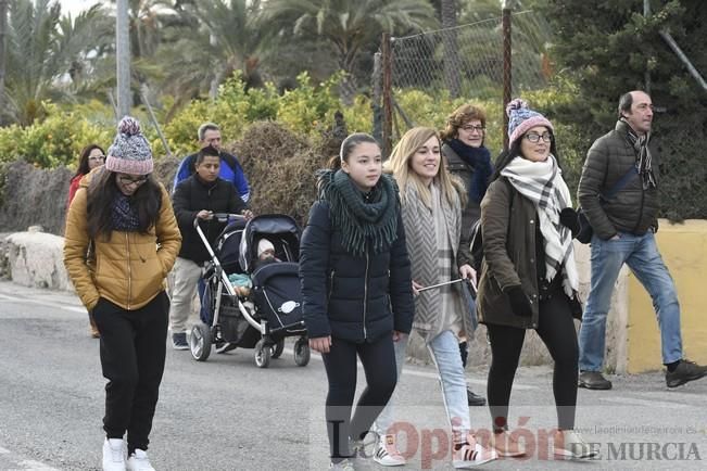 Los romeros acompañan a la Santa pese al frío.