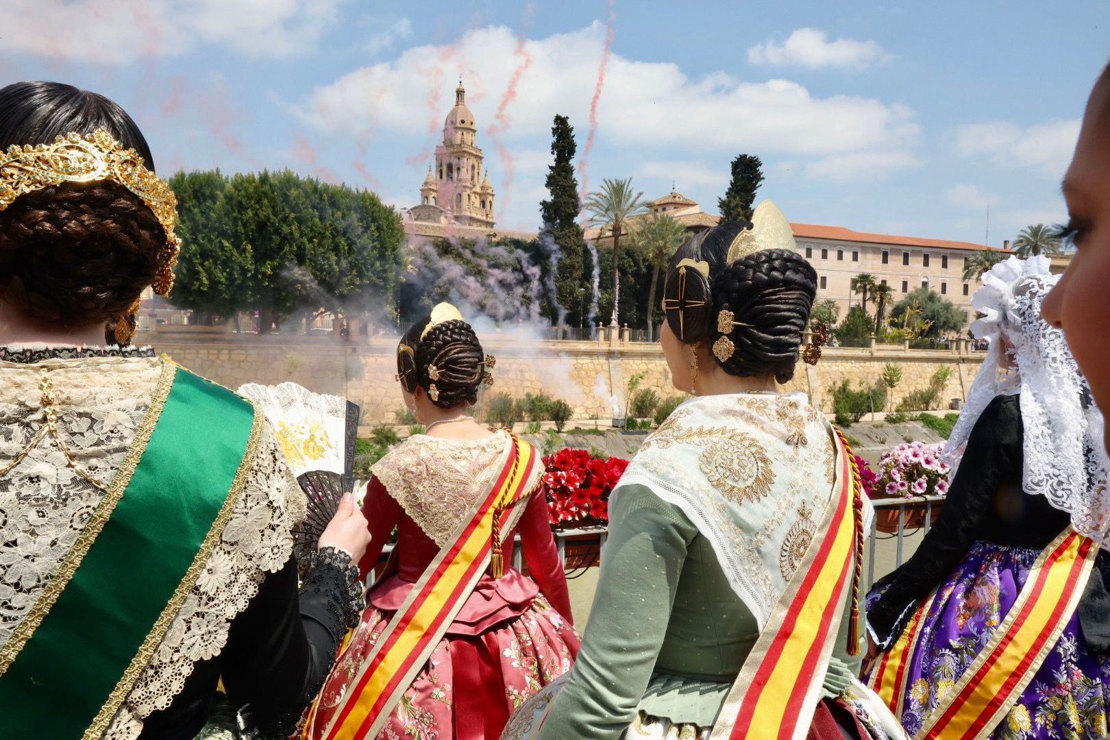 Carmen y Nerea descubren la "tronaera" y el Bando más divertido en Murcia