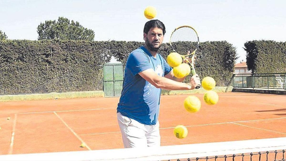 Kiko Navarro, en el Club de Campo de El Palmar, donde entrena a jóvenes talentos.