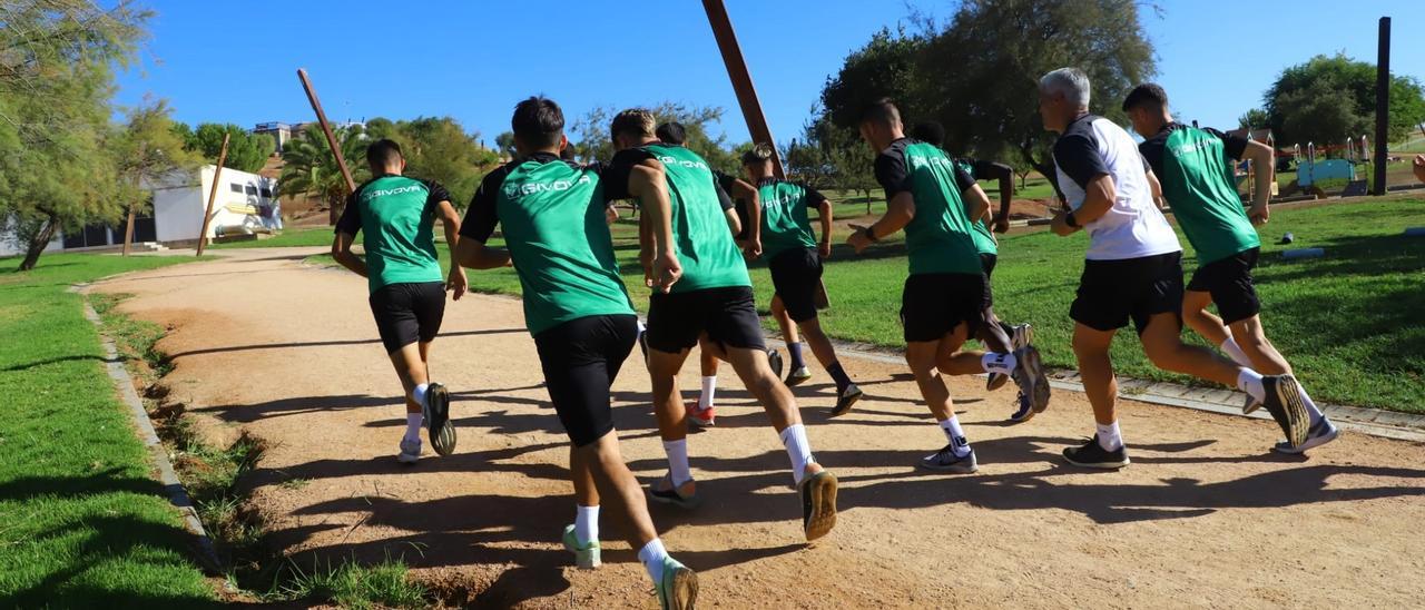 Los futbolistas del Córdoba CF realizan carrera continua durante su sesión en el Parque de la Asomadilla.