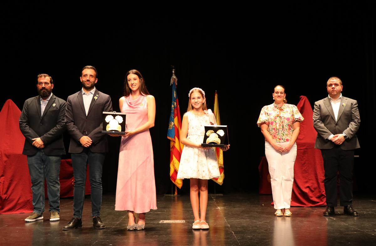 Las falleras mayores de FJFS con sus peinetas
