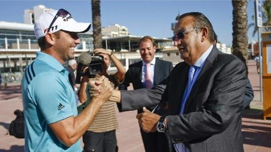 Sergio García y Carlos Fabra se saludan en la presentación del Masters de Castelló de 2011.