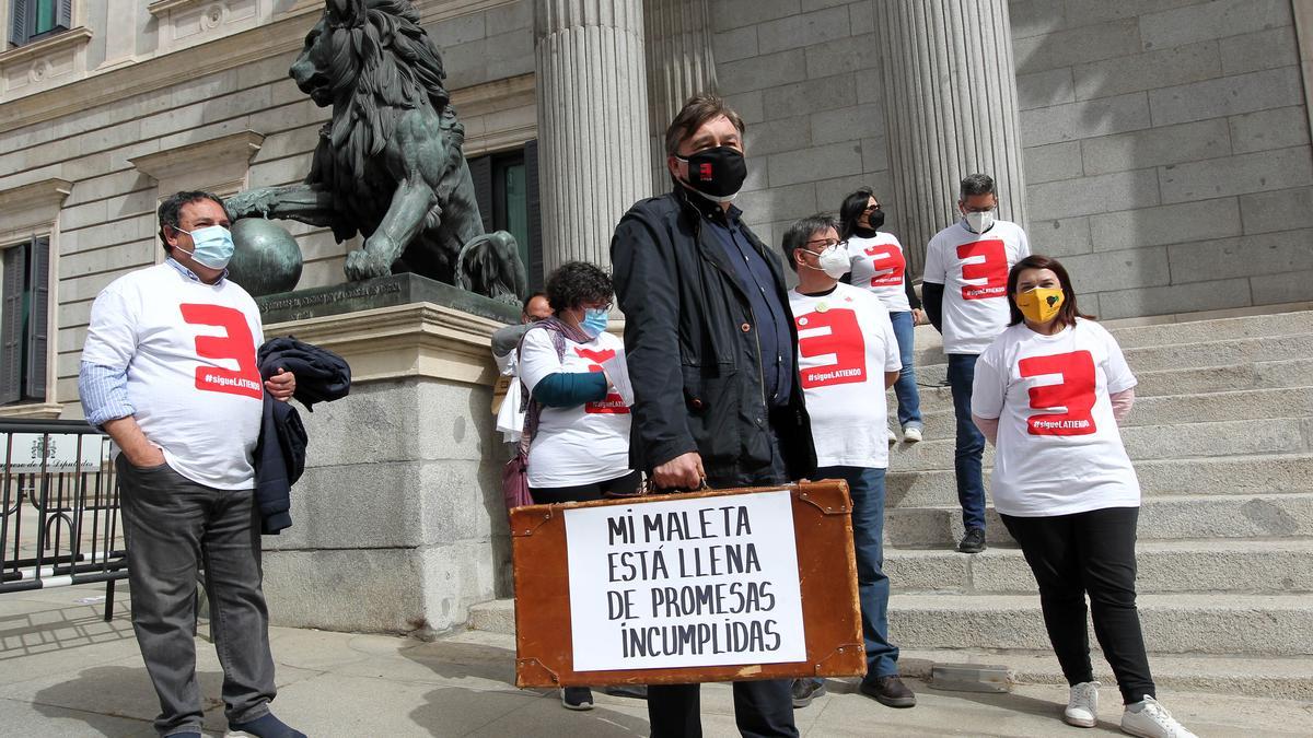 Concentración de la Coordinadora de la España Vaciada frente al Congreso de los Diputados.