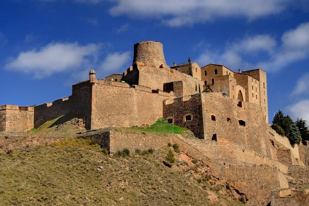 Castillo de Cardona coronado por la torre de Minyona