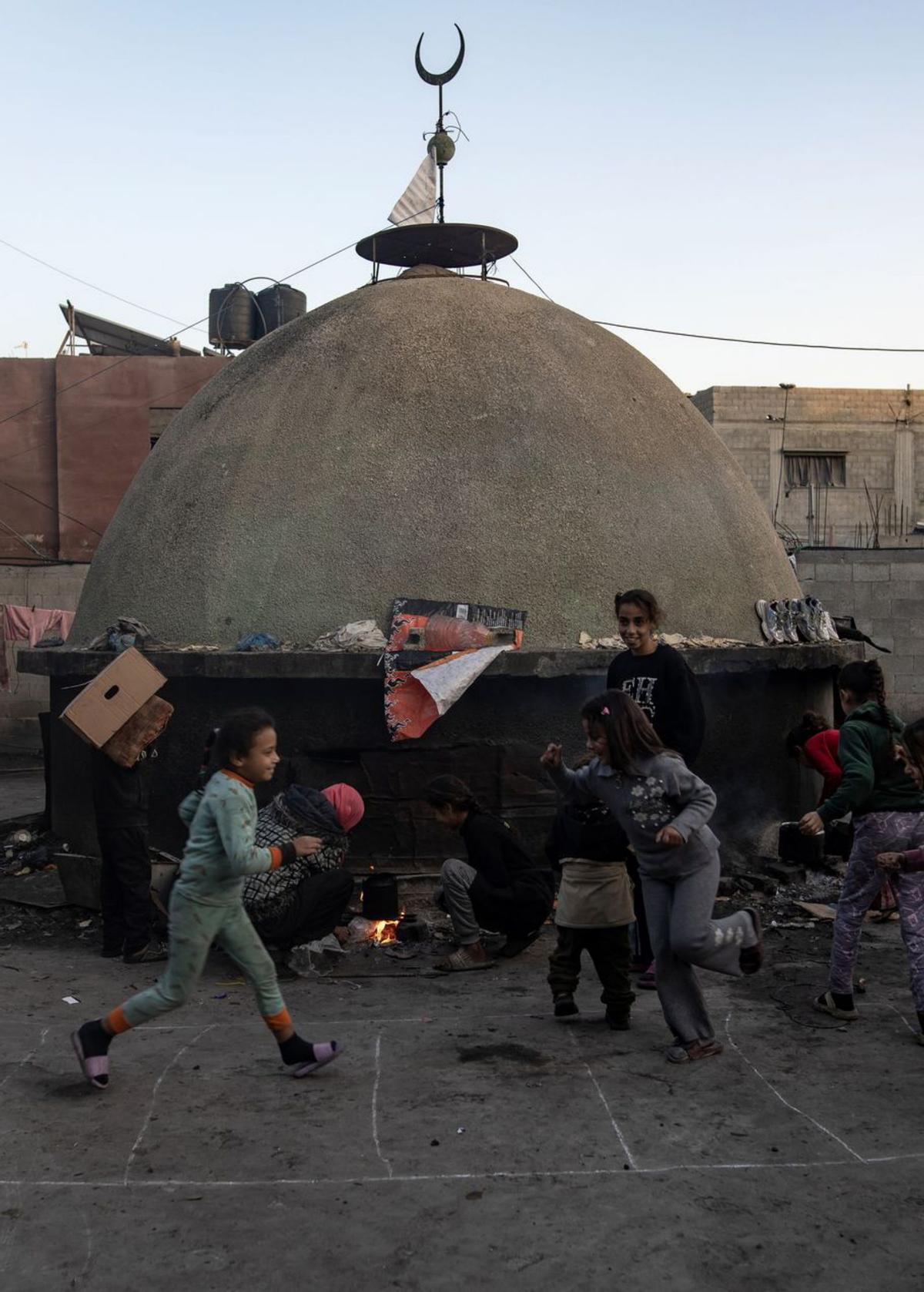 Infants palestins desplaçats juguen en una mesquita a Gaza. | HAITHAM IMAD / EFE