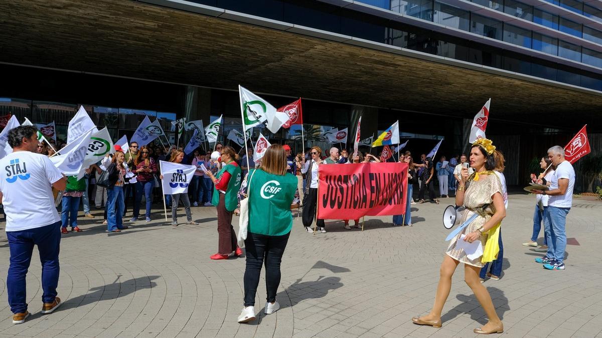 Concentración de los cuerpos judiciales ante la Ciudad de Justicia de Las Palmas de Gran Canaria