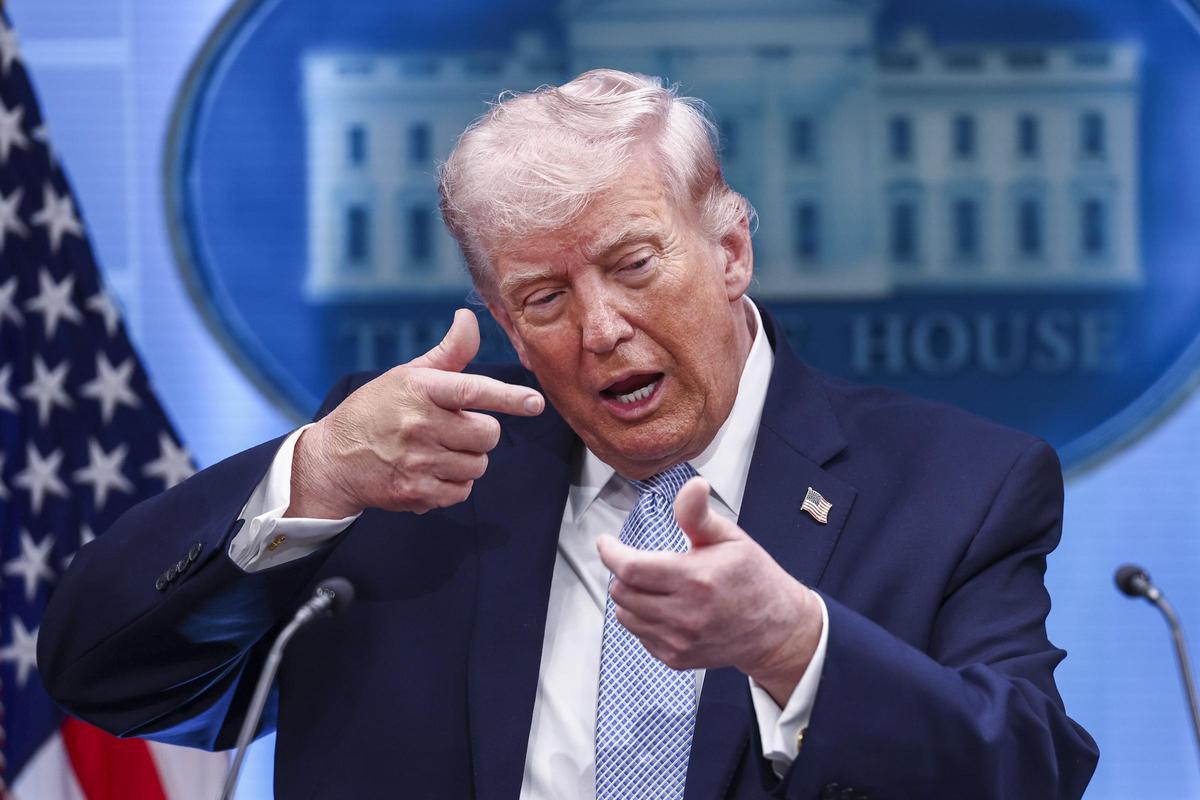 Trump dice que no permitirá que Irán cobre peajes a buques en el estrecho de Ormuz.