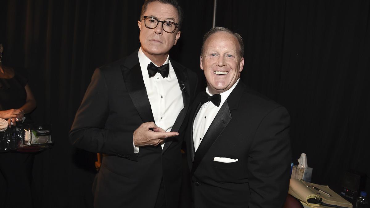 Stephen Colbert (izquierda), presentador de la gala de los Emmy, bromea junto a Sean Spicer.