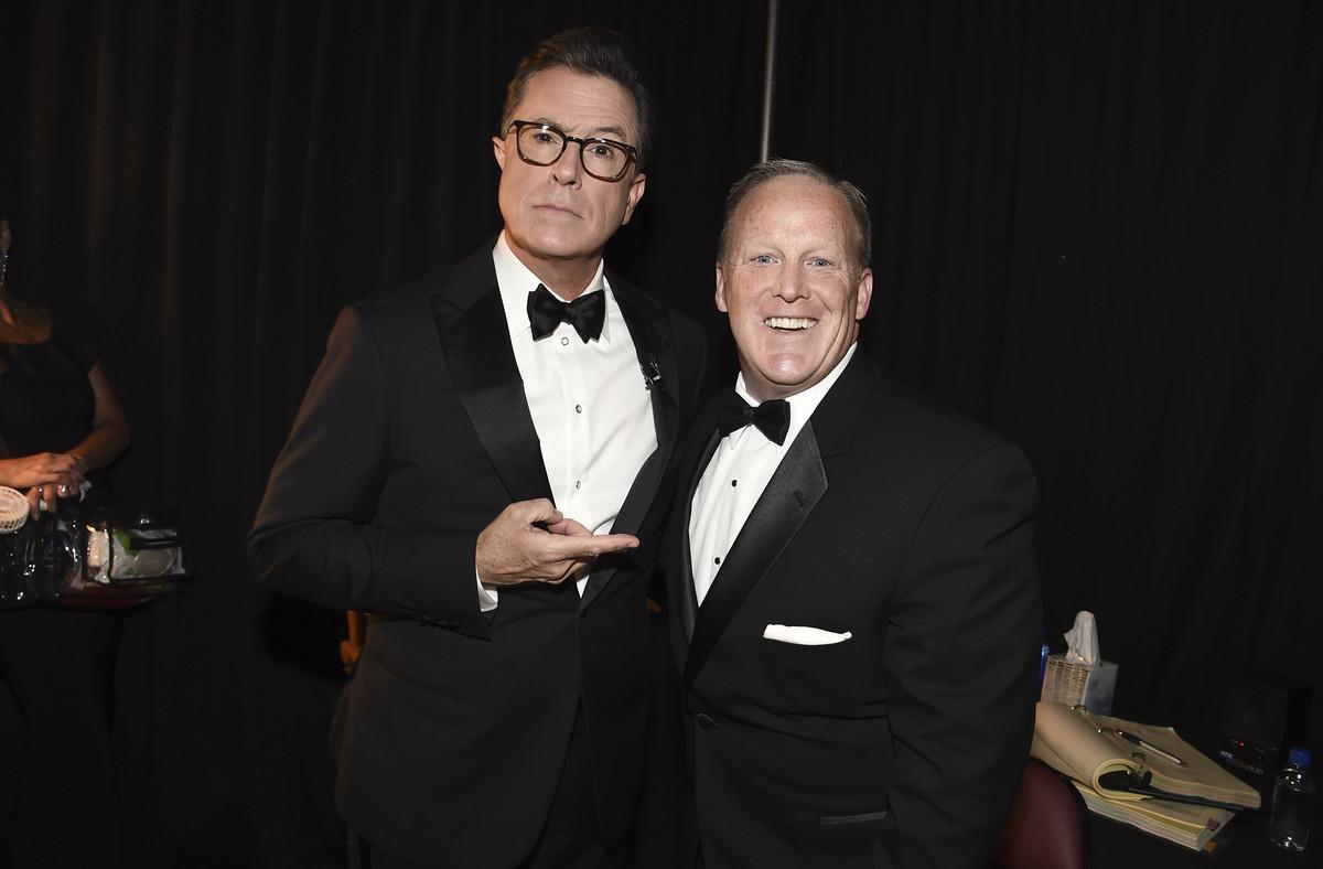 Stephen Colbert (izquierda), presentador de la gala de los Emmy, bromea junto a Sean Spicer.