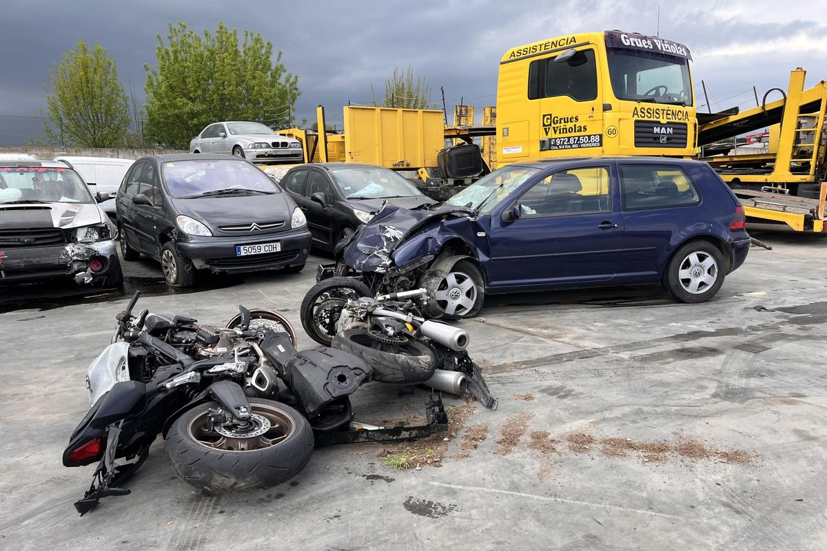 El coche y las dos motocicletas siniestradas