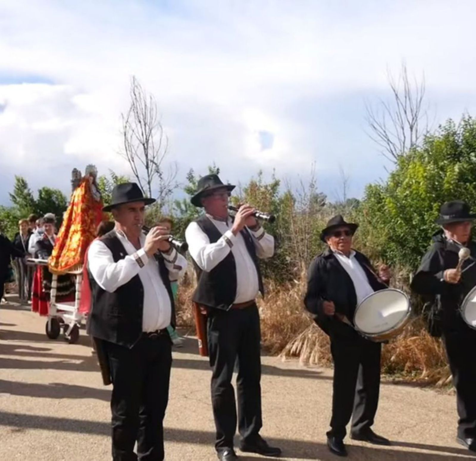 La música de los dulzaineros animó el desfile procesional. | E. P.