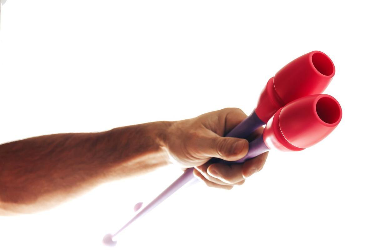FOTO BAJADA DE 123RF EL 27 DE JUNIO DEL 2019. man’s hand holds maces for rhythmic gymnastics. UN BRAZO DE HOMBRE SOSTIENE UNAS MAZAS DE GIMNASIA RITMICA. DEPORTE, GIMNASIA, RITMICA, MAZA, MAZAS. FOTO DE 123RF. FOTO BAJADA DE 123RF EL 27 DE JUNIO DEL 2019. man’s hand holds maces for rhythmic gymnastics. UN BRAZO DE HOMBRE SOSTIENE UNAS MAZAS DE GIMNASIA RITMICA. DEPORTE, GIMNASIA, RITMICA, MAZA, MAZAS. FOTO DE 123RF.