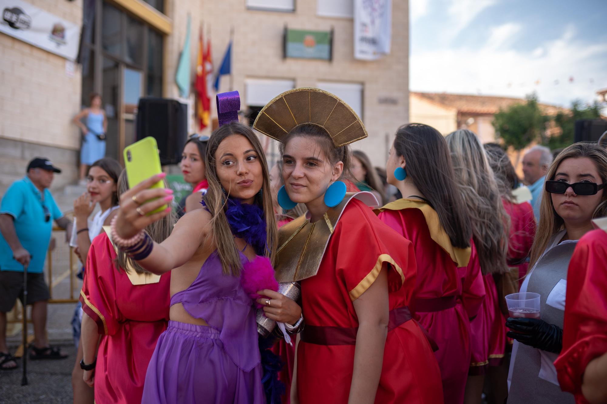 GALERIA | Coreses abre sus fiestas con las reinas y las carrozas