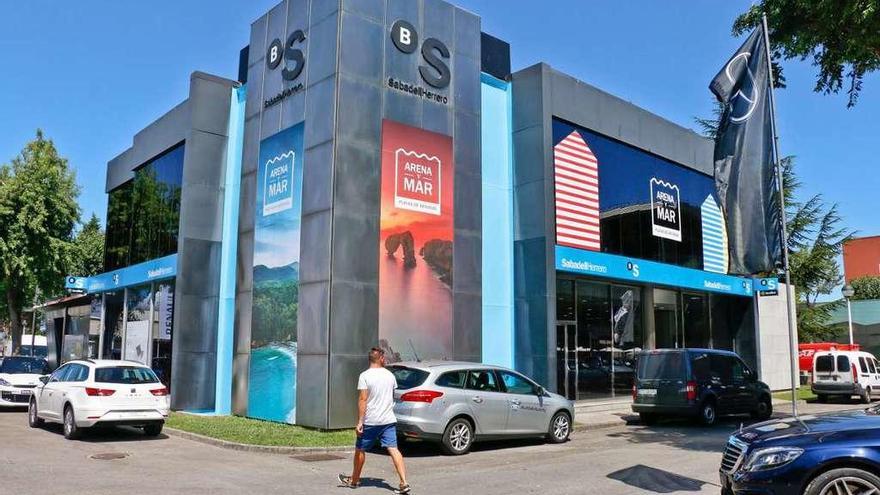 Exterior del stand del Banco Sabadell Herrero que acoge la exposición.