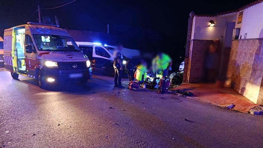 Muere un motorista de 38 años tras estrellarse contra una vivienda en El Salobre