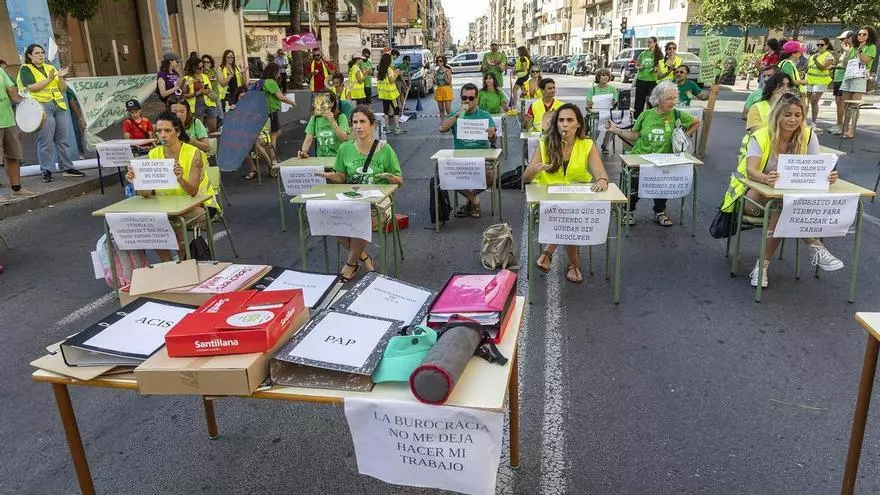 Los profesores toman la avenida de Novelda y convierten la calle en un aula de protesta
