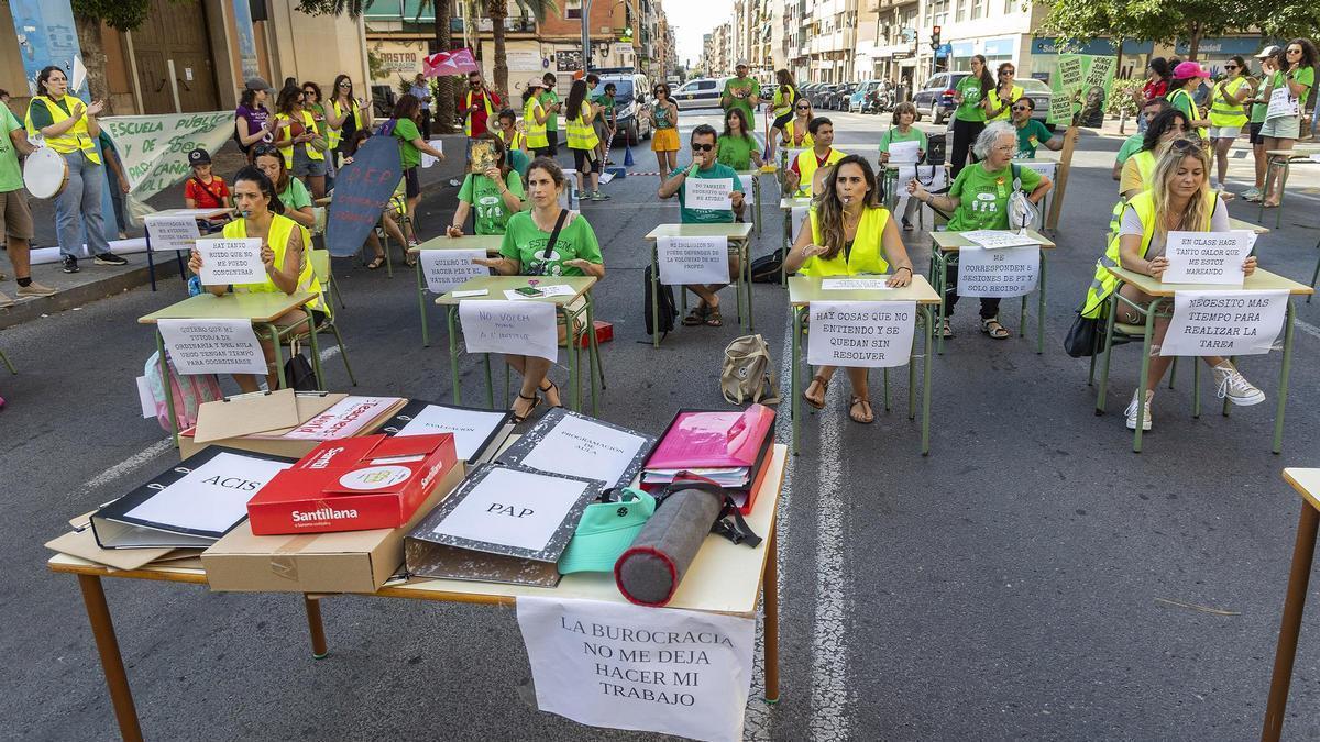 Los profesores toman la avenida de Novelda y convierten la calle en un aula de protesta