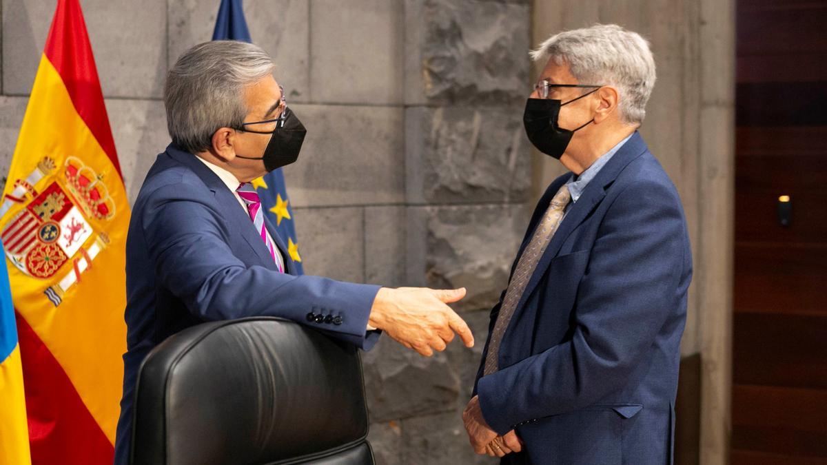 El vicepresidente Román Rodríguez y el consejero Julio Pérez conversan antes de la reunión del Consejo de Gobierno.