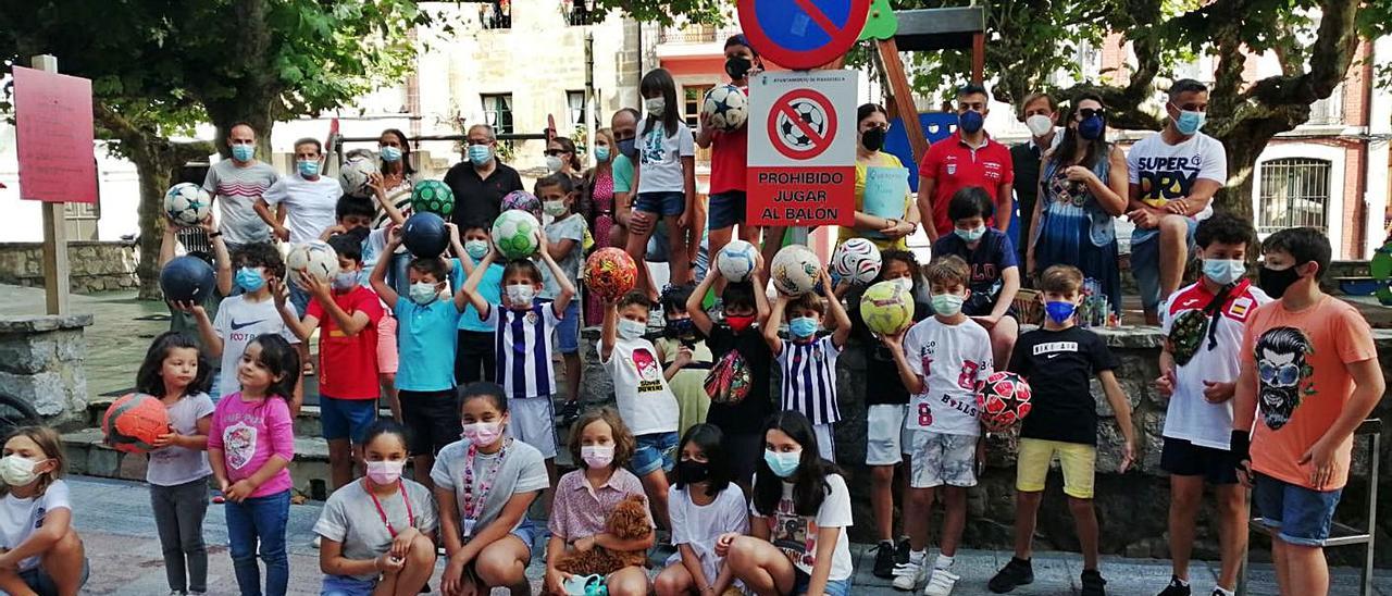 Padres y niños, concentrados ante la señal de prohibido jugar al balón del parque de La Atalaya (Ribadesella).