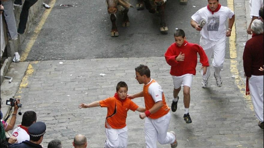 Un juez de lo penal ha absuelto al corredor del encierro que en los pasados Sanfermines corrió ante los cabestros de cola de la mano de su hijo de 11 años (en el centro de la foto);, sentencia que ha dictado &quot;in voce&quot; al finalizar la vista y en la que ha condenado a la demandante y ex-mujer del acusado a pagar las costas.