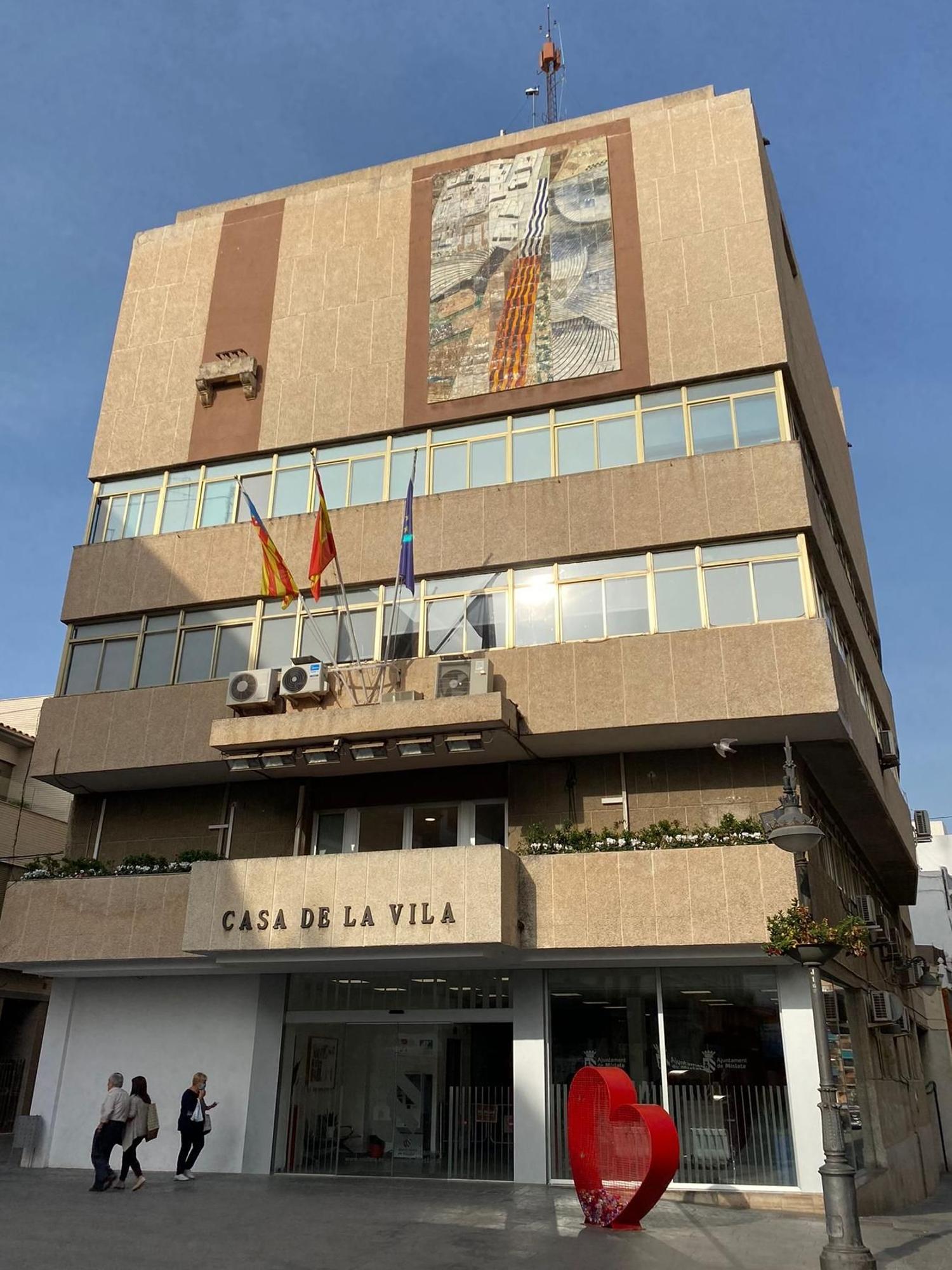 El edificio que alberga el Ayuntamiento de Mislata es de los años 70.