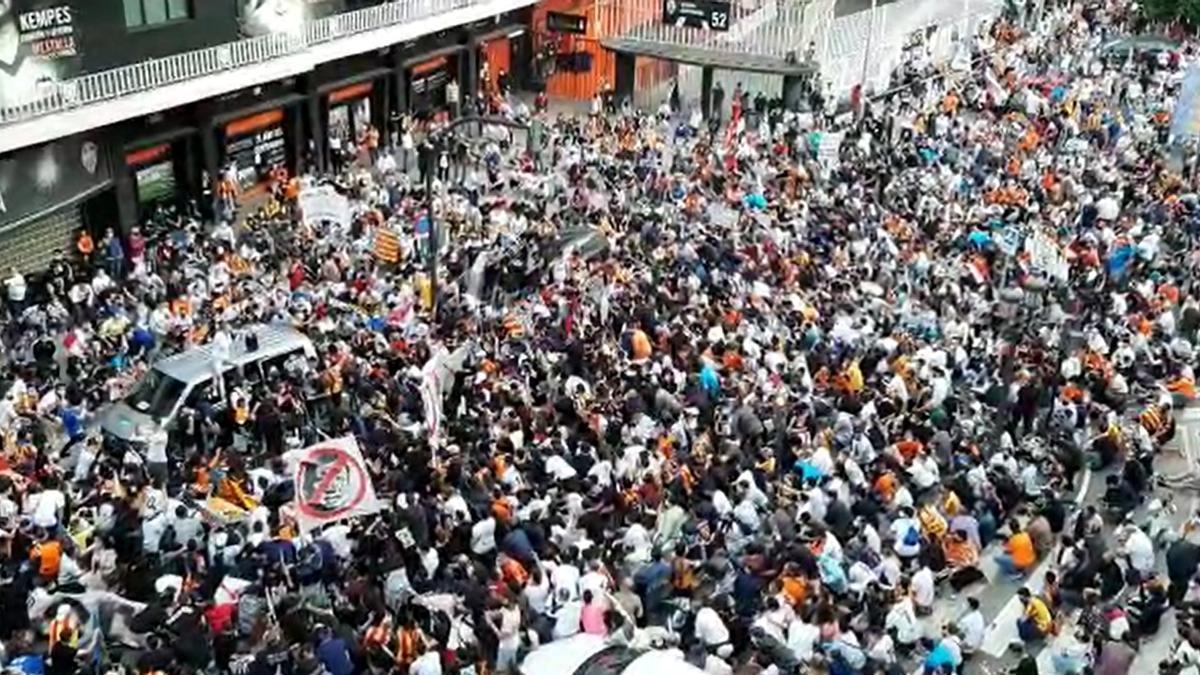 Sentada en las puertas del campo de Mestalla con cánticos