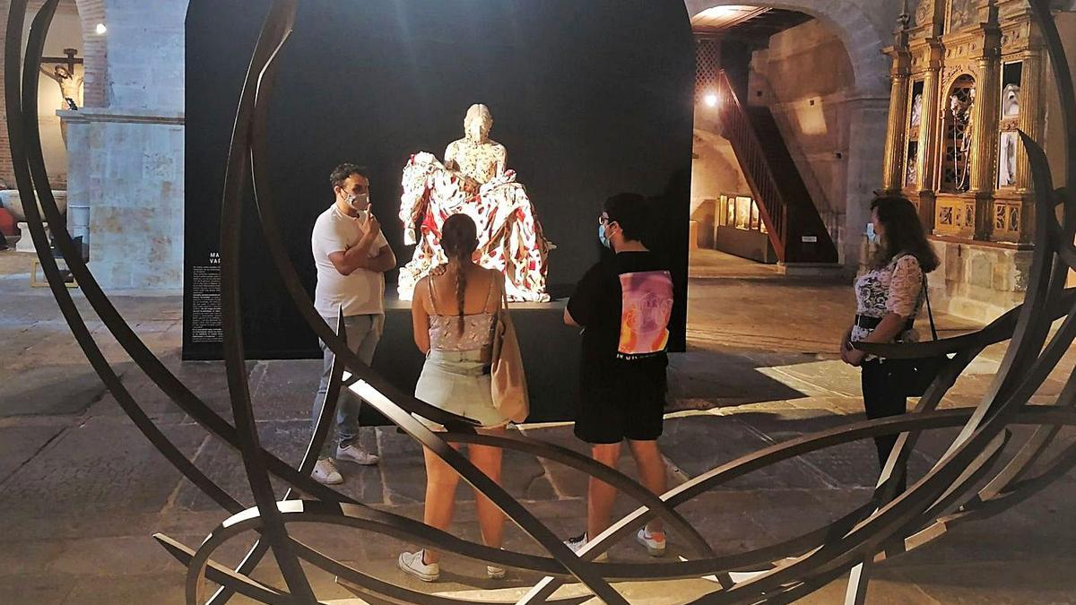 Tomás del Bien (primero izquierda) explica a los visitantes las obras que se exhiben en el Santo Sepulcro. | M. J. C.