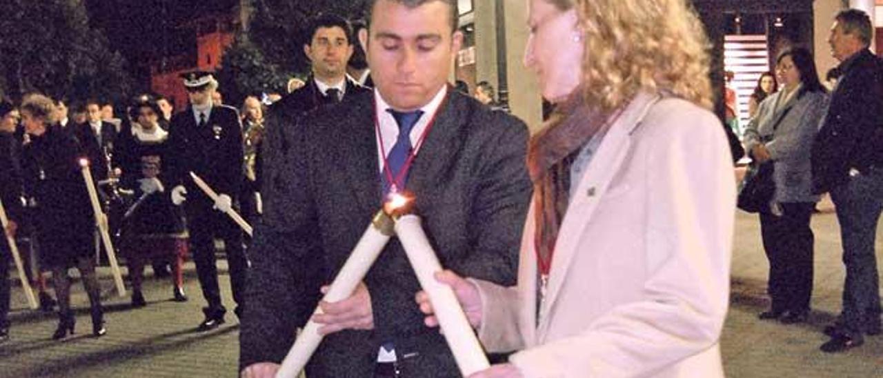 Virgilio Moreno encendiendo su cirio con el de Antonia Sabater (PSOE) el año pasado.