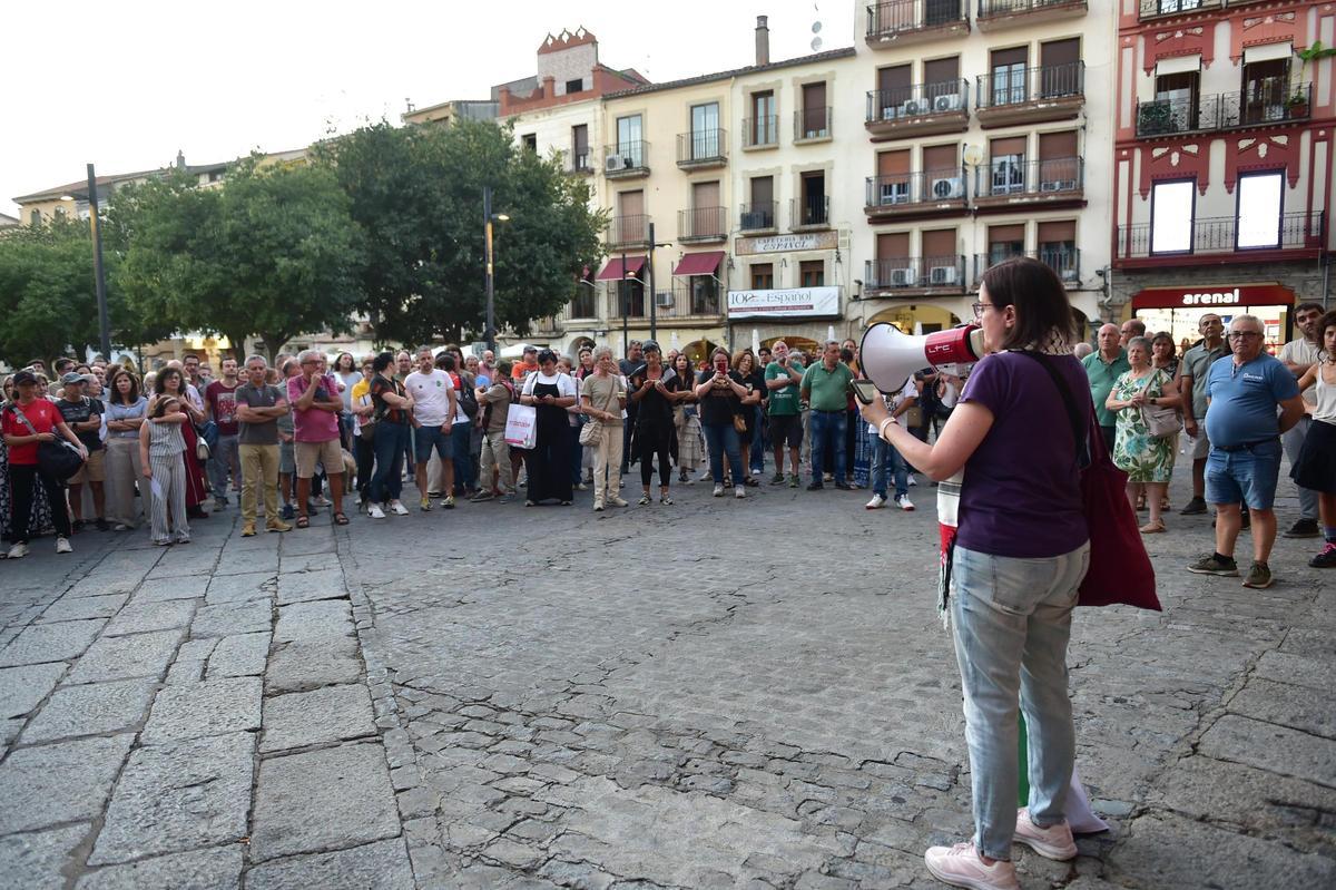 Fotogalería | Imágenes de la concentración en apoyo a la flotilla en Plasencia