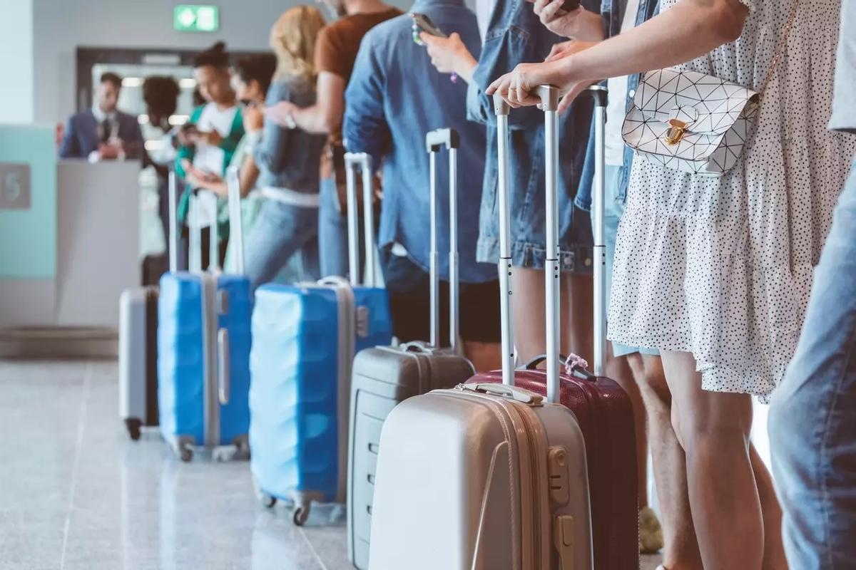 Una fila de pasajeros antes de embarcar