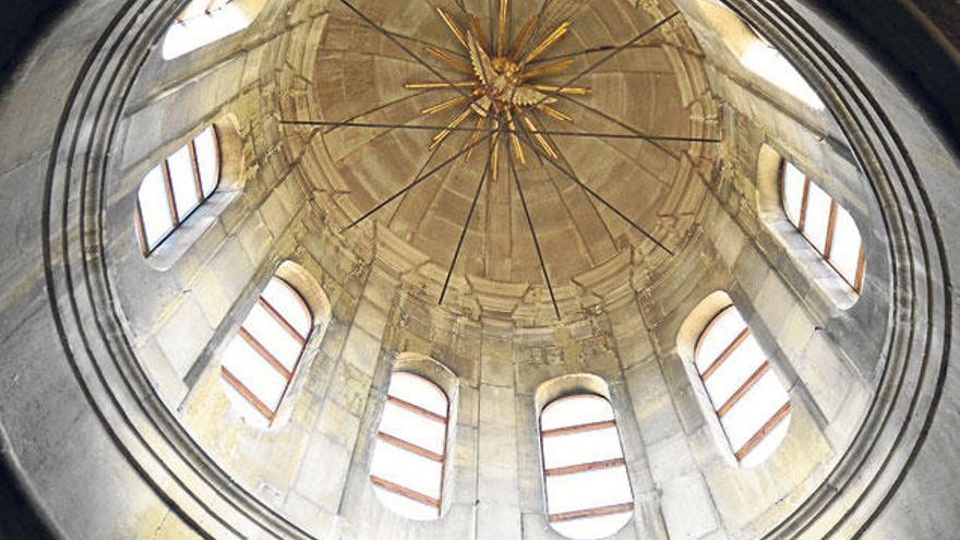 La cúpula ha recuperado su forma original después de eliminar las fisuras estructurales, los problemas de humedades y las filtraciones de agua