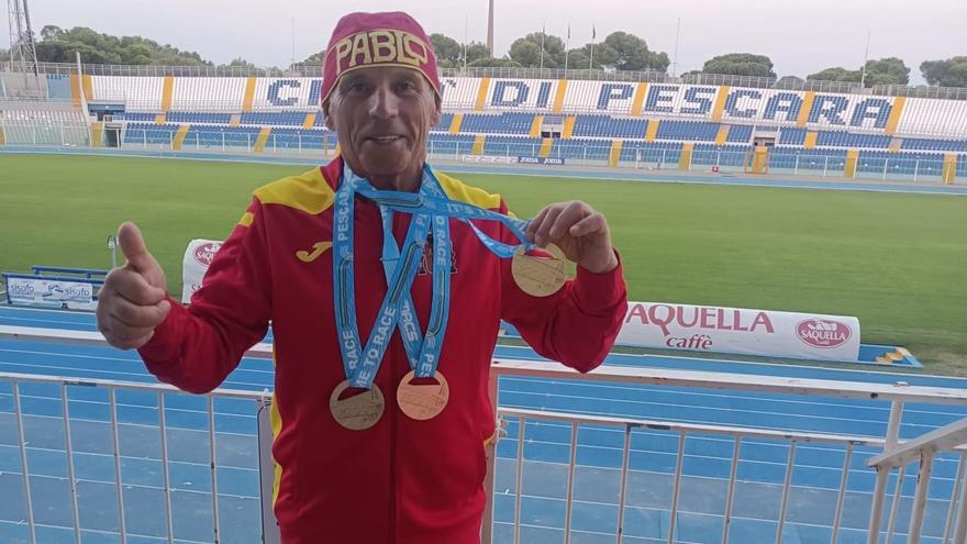Pablo Fervenza con las medallas conseguidas, en el estadio de atletismo de Pescara.