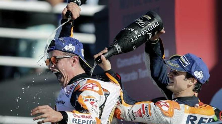 Márquez va celebrar el Mundial al podi de Xest amb el seu company Pedrosa, qui va guanyar la cursa.