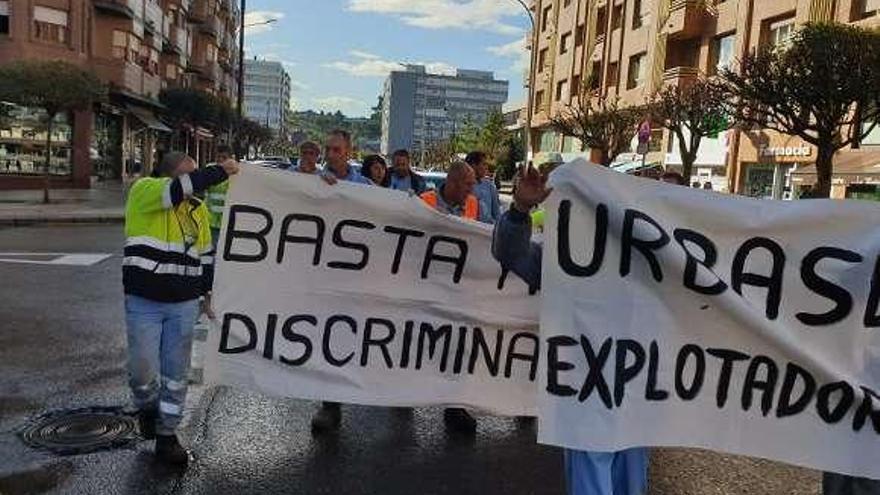 Los trabajadores de Urbaser manifestándose, ayer por la mañana, por las calles de Piedras Blancas.