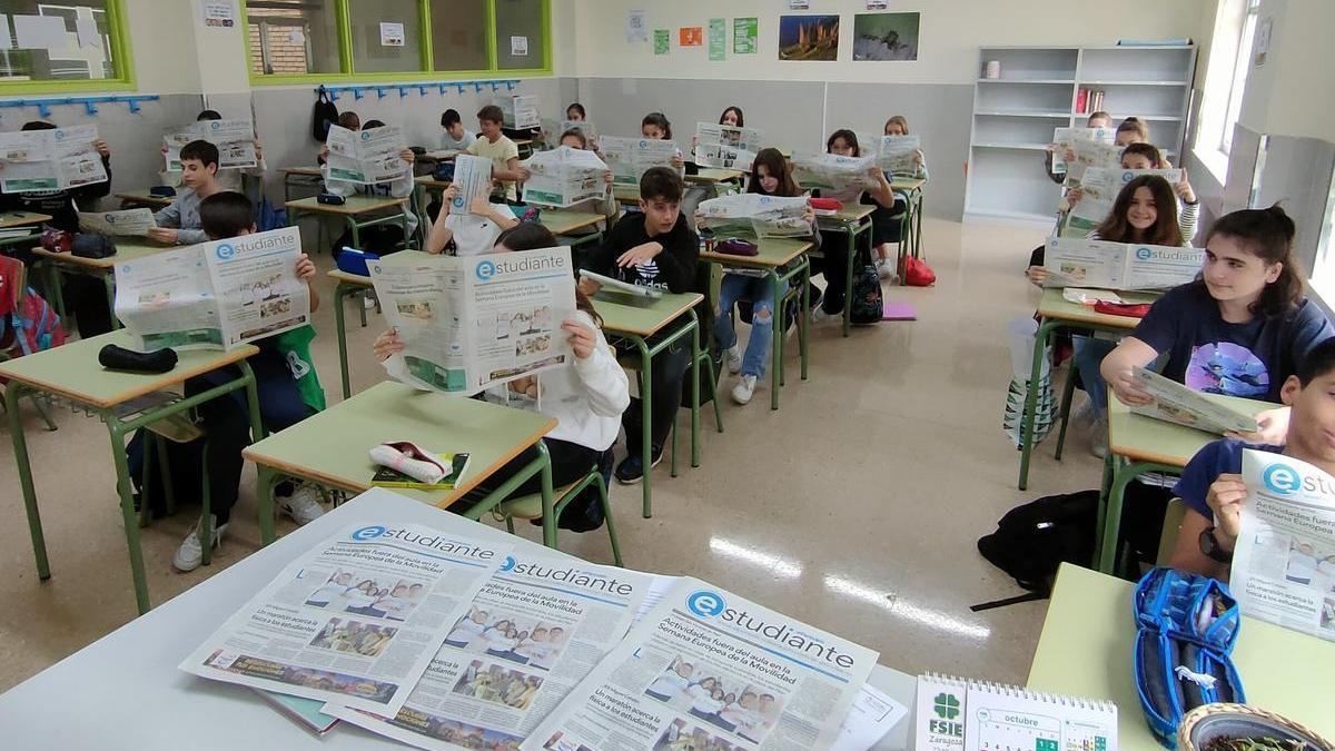 Los alumnos del colegio Romareda, en clase de Tutoría con los suplementos de 'El Periódico del Estudiante'.