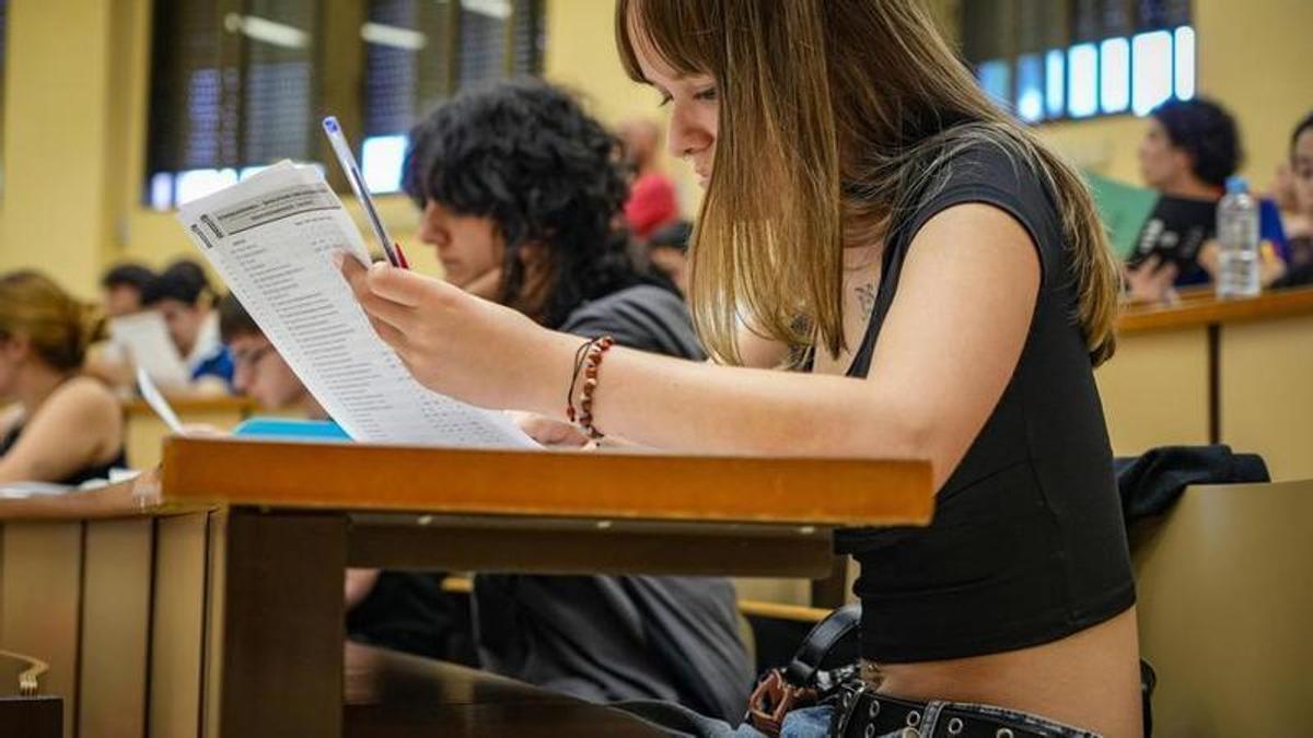 Varios alumnos durante las pruebas de selectividad.