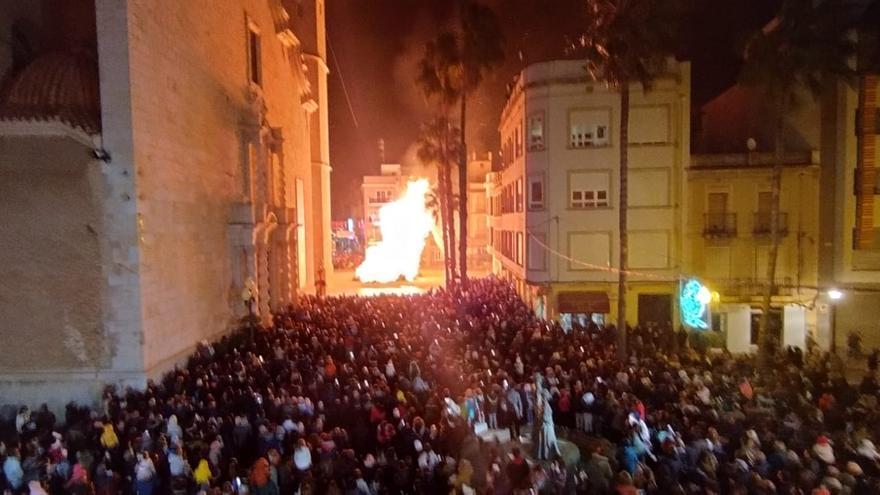 Las llamas devoran el &#039;dimoni&#039; en el día grande de Sant Antoni en Benicarló