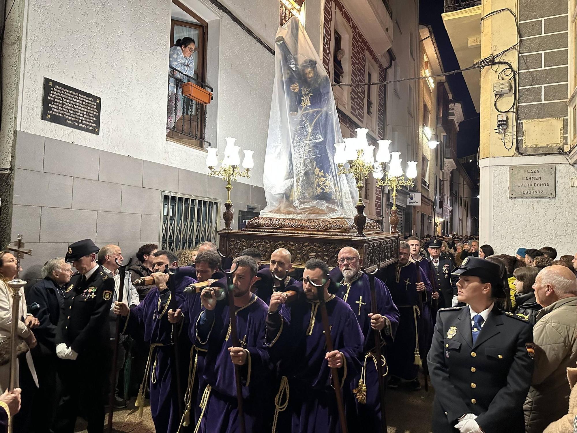 EN IMÁGENES | La envolvente procesión del Nazareno en Luarca