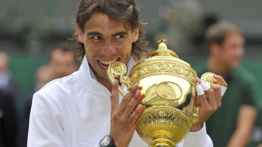 Nadal muerde su segundo trofeo de Wimbledon