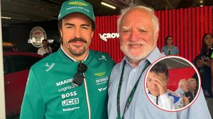 Fernando Alonso posa con el protagonista del meme que visitó Hungaroring este fin de semana.