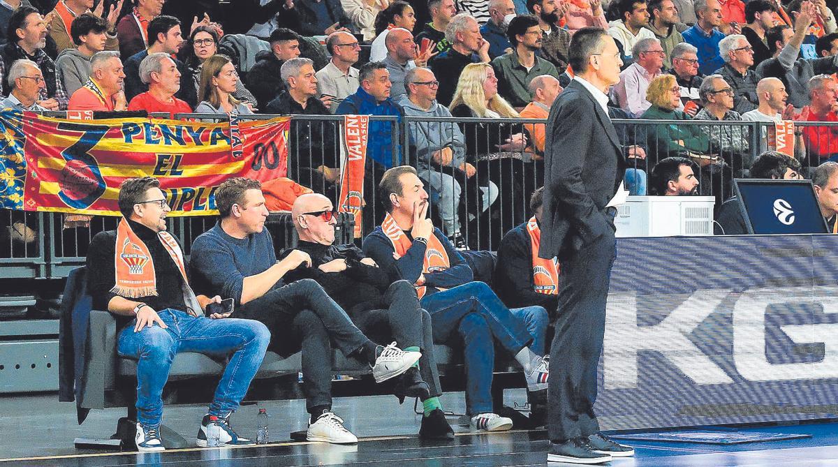 El Roig Arena ofereix  seients a peu de pista al costat de les banquetes.