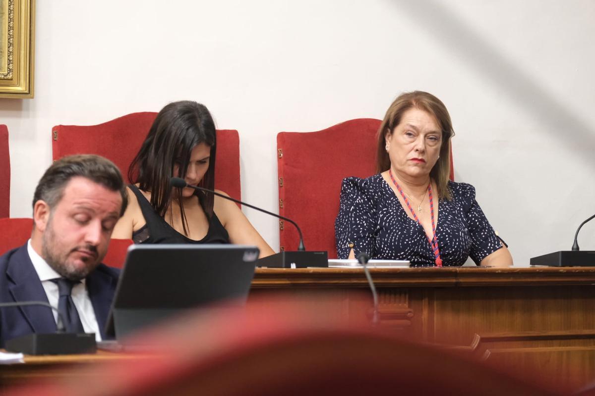 Caridad Martínez, la nueva edil de Elche, en el sillón de la derecha