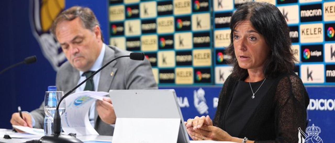 Izaskun Larzabal, junto al presidente de la Real Sociedad, Jokin Aperribay, en una rueda de prensa.