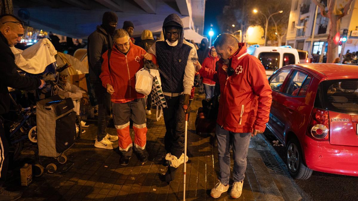 Modou Lamin Drammeh recibe asistencia de miembros de Cruz Roja y será trasladado a un albergue al ser considerado una de las personas más vulnerables de la acampada bajo el puente de la C-31.