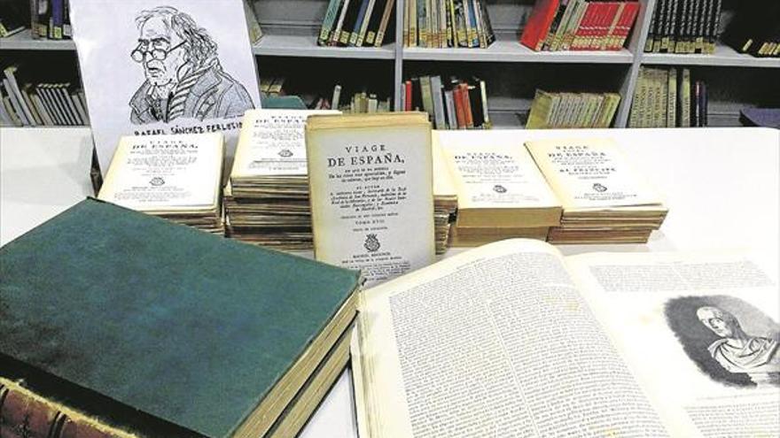 Rafael Sánchez Ferlosio da varios libros para la biblioteca municipal