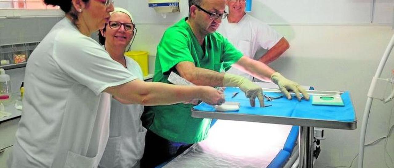 El equipo de Cirugía Menor de Tavernes prepara la sala para llevar a cabo una operación.