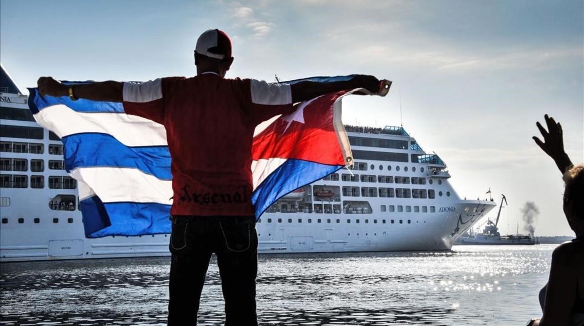 jjubierre33738078 topshot   a man waves a cuban flag at the malecon 160502192317