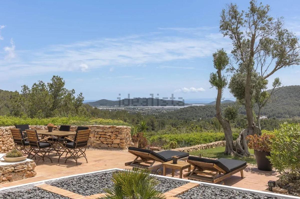 Una villa del siglo XVIII con una campana de capilla original sale a la venta en Ibiza