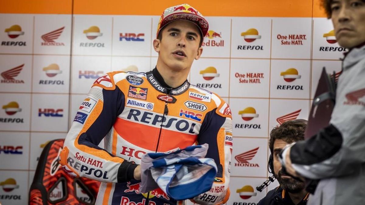 Marc Márquez se asoma a la pista de Cheste para ver si sigue lloviendo.